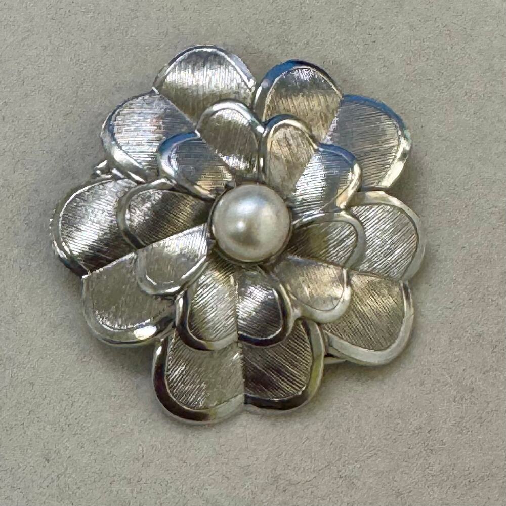 VTG Silver Tone Flower Clip On Scarf Pin Hat Brooch Faux Pearl Detail UNSIGNED